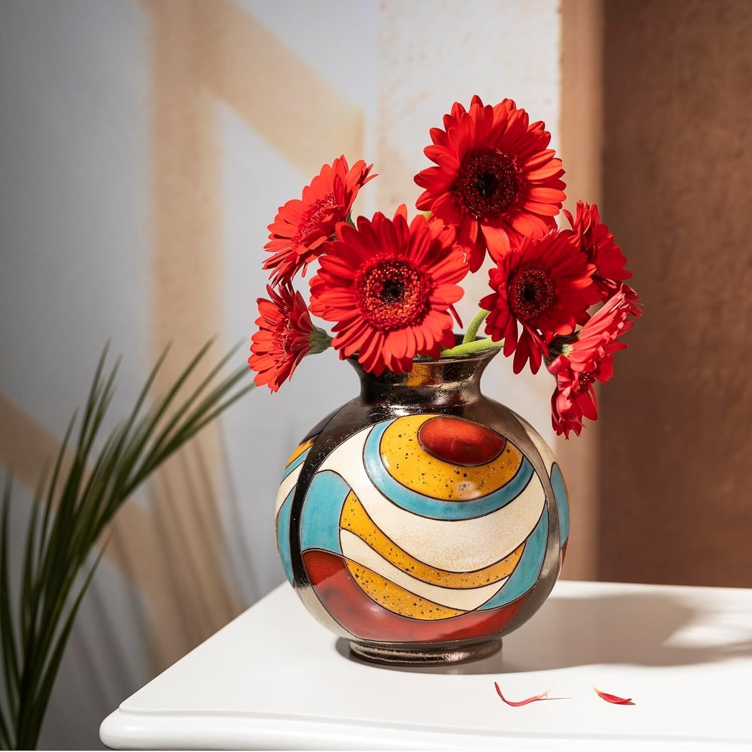 Handgedrehte Keramikvase 16 cm bunt – Handglasierte dekorative Blumenvase aus Keramik