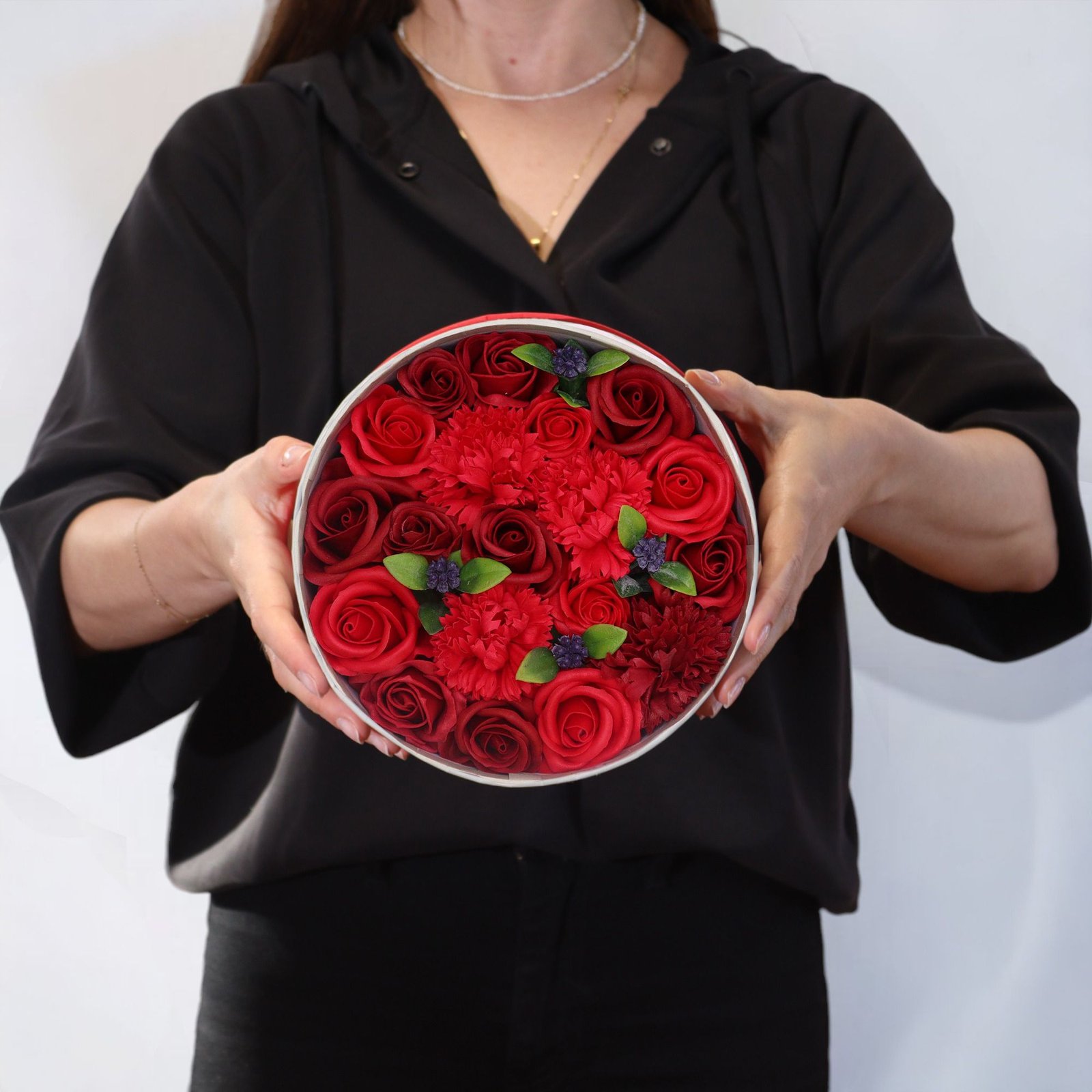bG9jYWw6Ly9tZWRpYS85Ry80Qy82MFIzMEMxRzZXUjM0QzlHL2E2NWYxNGI1LmpwZWc.jpg Round Box - Classic Red Roses