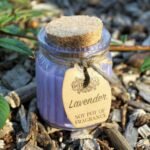 Lavendel Duftkerze im Glas – Sojawachs Aromatherapie Kerze mit Korkdeckel, 7.5 cm, Entspannender Duft