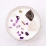 Chakra Kristallkerze Kronenchakra – Sojawachs Kerze mit Kristallen, 17h, 8.5×5 cm, 0.36 kg