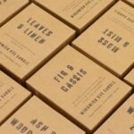 Sojawachs Duftkerze Sage Mintwood – 200g ca. 26h Brenndauer 9x7 cm Woodwick Kerze im Glas