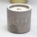 Beton Duftkerze Love Purple Fig – Sojawachs Kerze im Betongefäß mit Holzdocht, 8×8×8 cm, 0.45 kg