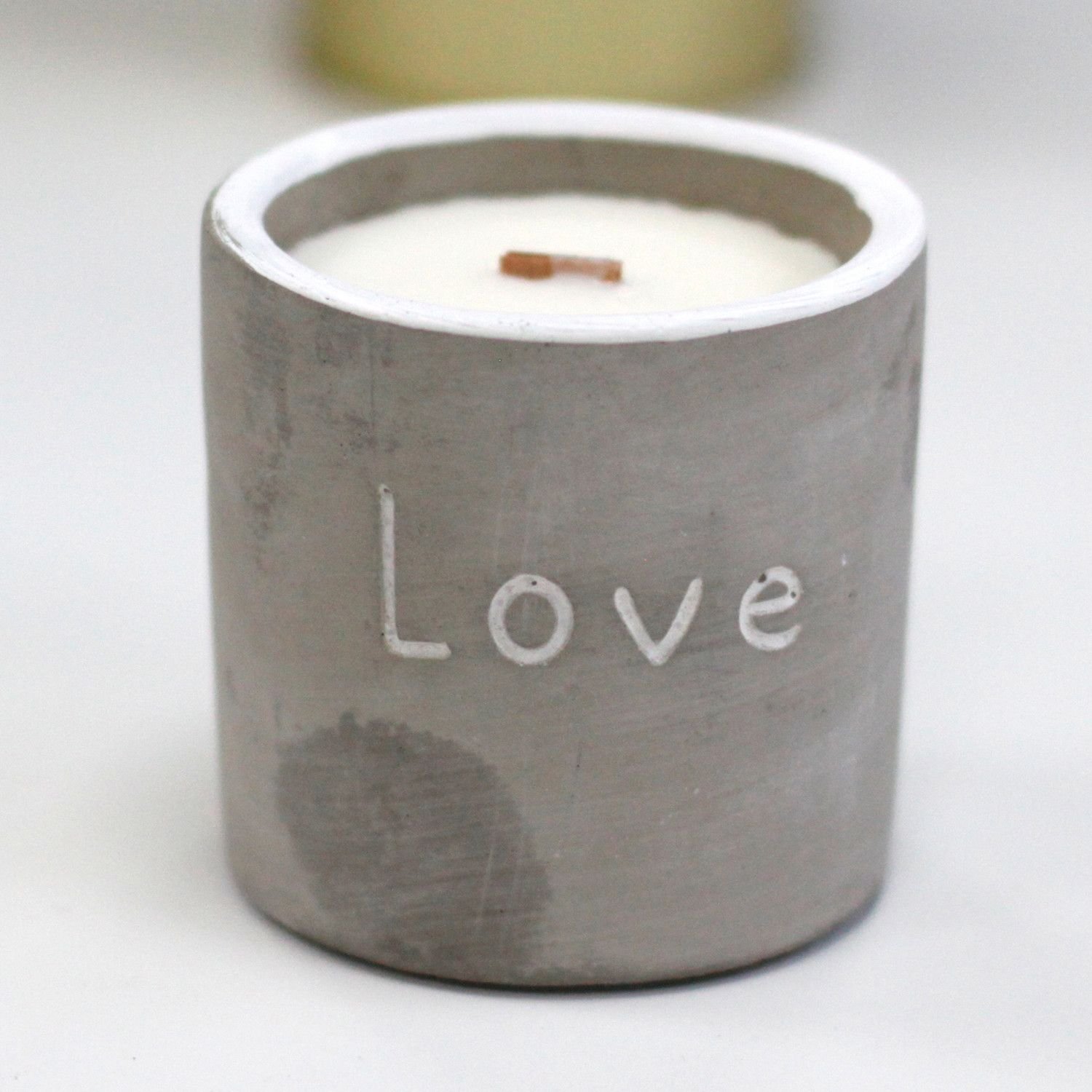 Beton Duftkerze Love Purple Fig – Sojawachs Kerze im Betongefäß mit Holzdocht, 8×8×8 cm, 0.45 kg
