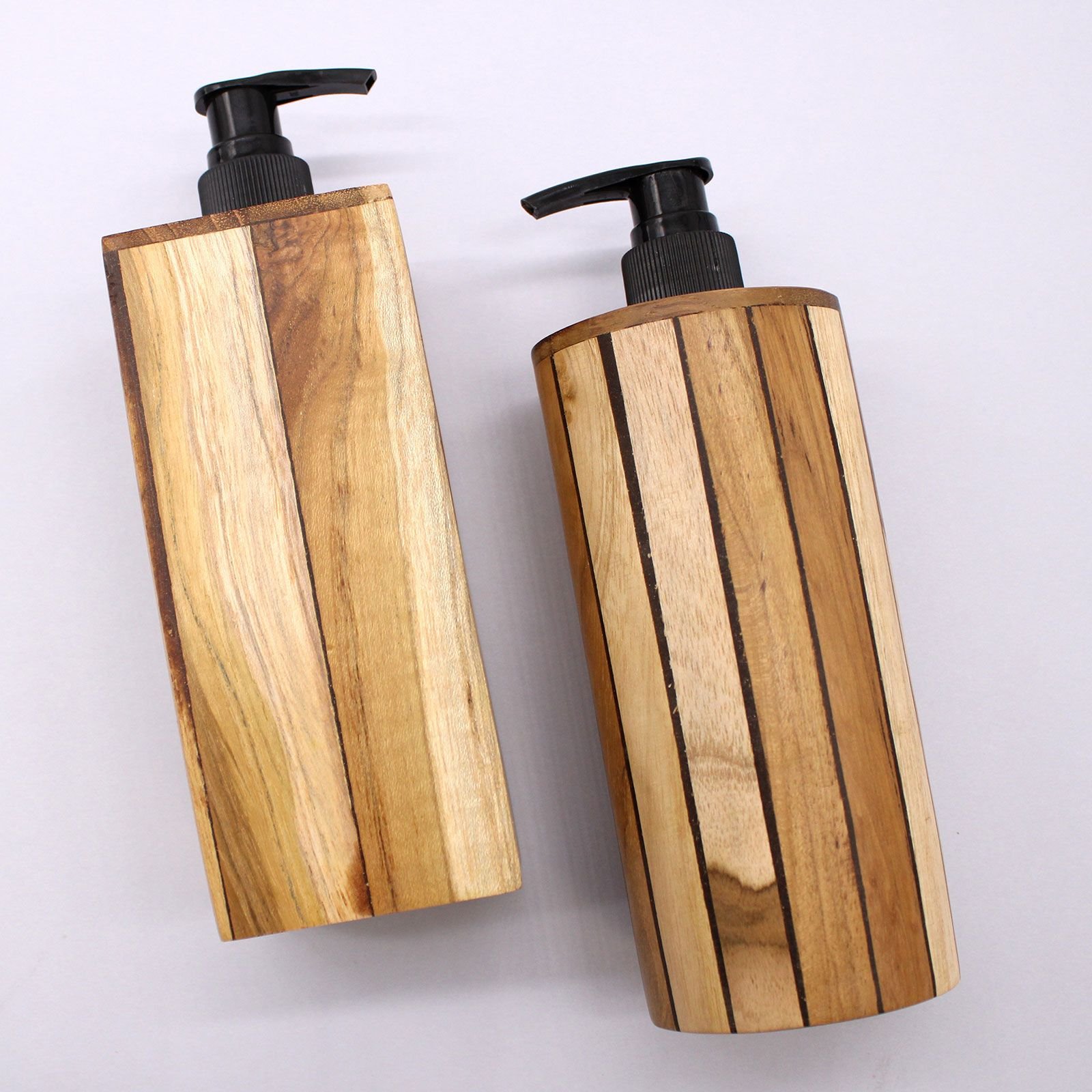 bG9jYWw6Ly9tZWRpYS85Sy9DRS82MFIzMEMxRzZSVjNDRTlLLzJmZGU2YjY0LmpwZWc.jpg Natural Teakwood Soap Dispencer - Square