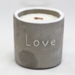 Beton Duftkerze Love Purple Fig – Sojawachs Kerze im Betongefäß mit Holzdocht, 8×8×8 cm, 0.45 kg