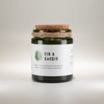 Duftkerze im Glas Feige Cassis mit Holzdocht – Sojawachs Kerze mit Crackling Effekt, 9x7 cm, Premium Duftkerze im Geschenkglas