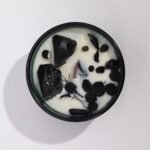 Kristall Duftkerze König der Schwerter – Sojawachs Kerze mit Edelsteinen & Holzdocht 8.8 x 5 cm