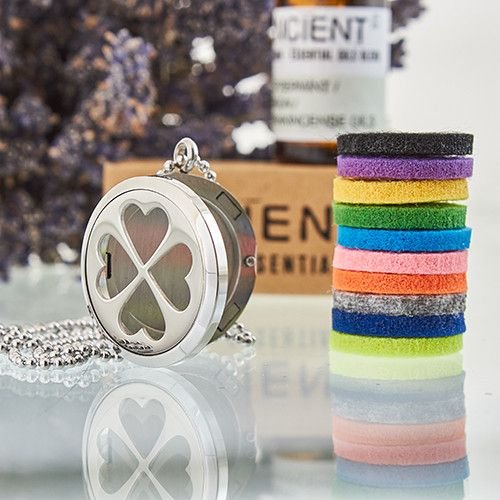 bG9jYWw6Ly9tZWRpYS85Ti84RS82MFIzMEMxRzZNVEs4RTlOLzNiYmE3OTZmLmpwZWc.jpg Aromatherapy Jewellery Necklace - Four Leaf Clover 30mm
