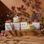 Agnes Cat Botanical Sojawachs Duftkerze Roses of Sawrey im Glas mit Rosenduft 200g 40h Brenndauer