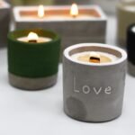 Beton Duftkerze Love Purple Fig – Sojawachs Kerze im Betongefäß mit Holzdocht, 8×8×8 cm, 0.45 kg