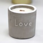 Beton Duftkerze Love Purple Fig – Sojawachs Kerze im Betongefäß mit Holzdocht, 8×8×8 cm, 0.45 kg