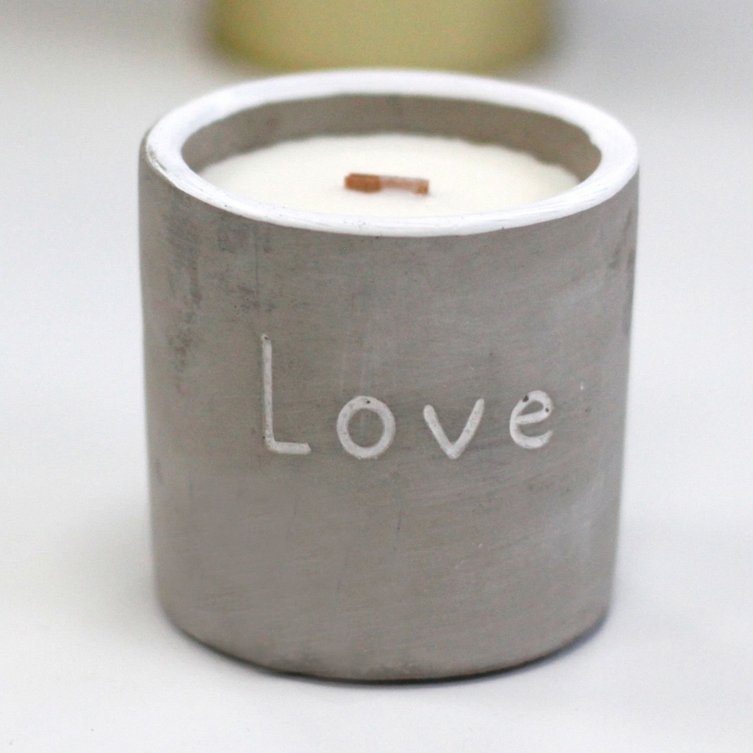 Beton Duftkerze Love Purple Fig – Sojawachs Kerze im Betongefäß mit Holzdocht, 8×8×8 cm, 0.45 kg