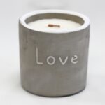 Beton Duftkerze Love Purple Fig – Sojawachs Kerze im Betongefäß mit Holzdocht, 8×8×8 cm, 0.45 kg