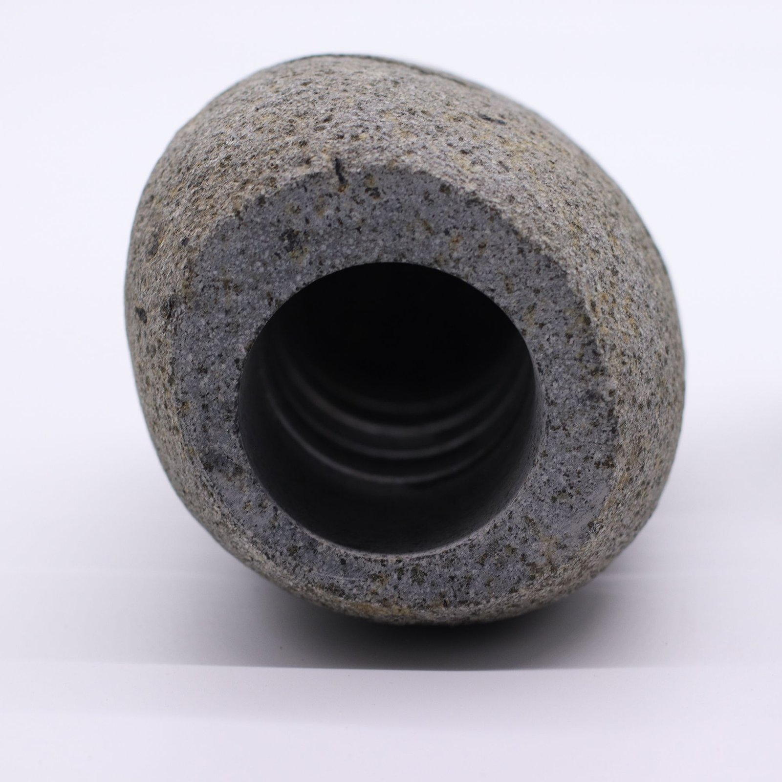 Stehender Stein Kerzenhalter Riverstone – Teelichthalter Naturstein (ca. 20–25cm)